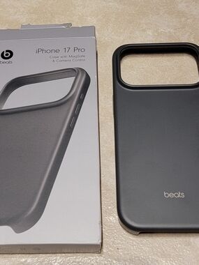 Beats iPhone 17 Pro MagSafe Case — Black